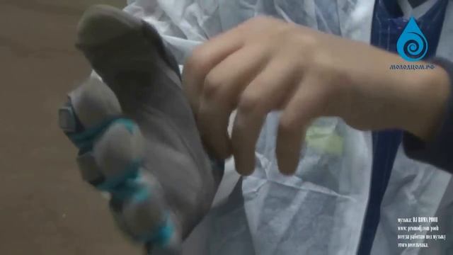 Это видео о выборе спецодежды мастера,при работе с утеплителем,стекловатой смотреть онлайн