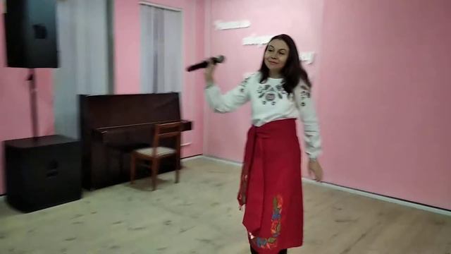 "Пісня буде поміж нас" - виконує солістка народної вокальної студії Будинку вчителя Людмила Зоріна. смотреть онлайн