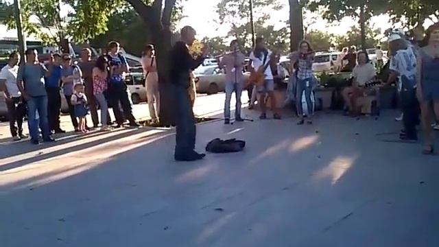 Пьяный мужик отжигает. Владивосток))) смотреть онлайн