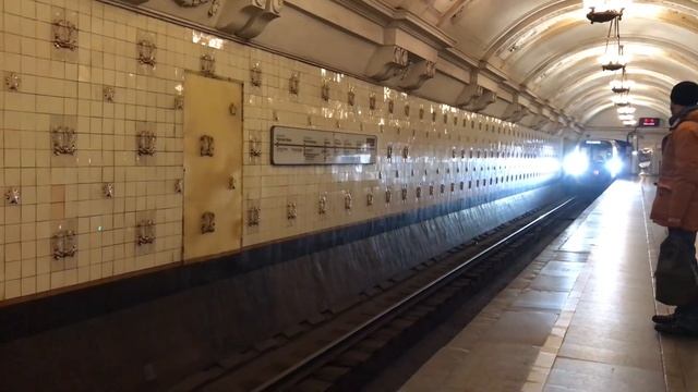 Новогодние поезда в метро смотреть онлайн