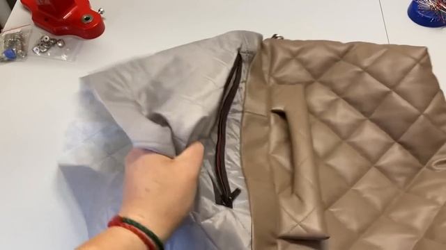 Как сделать функциональную подкладку в сумке. Шью сумку из экокожи. 2 часть. смотреть онлайн