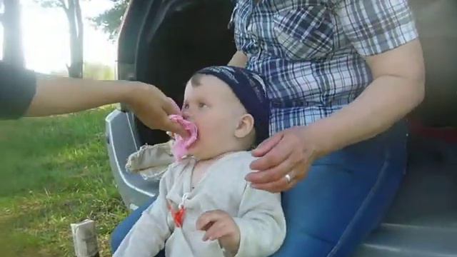 малыш пьет сок