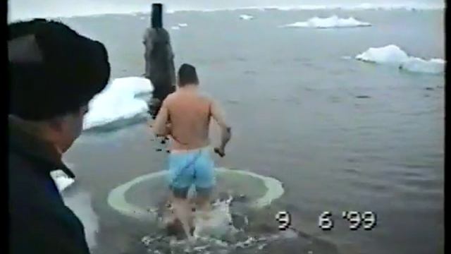 Купание в очень большой проруби.avi смотреть онлайн