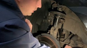 Как быстро заменить передние стойки стабилизатора Мазда 3 (BM) 2014 года