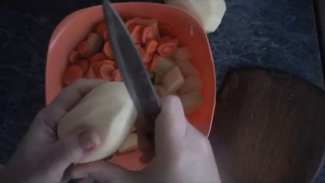 Чесночная курочка на овощной "подушке" смотреть онлайн