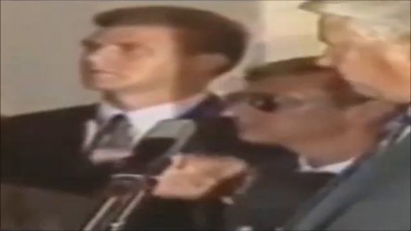 Широкий Борис Ельцин идет