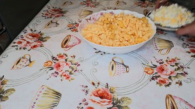 Салат "Нежный" с куриной грудкой и ананасом. смотреть онлайн