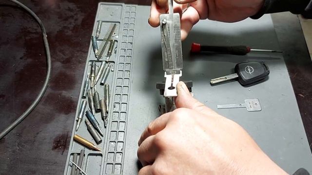 Вскрытие замка без ключа с помощью лиши HU100 смотреть онлайн