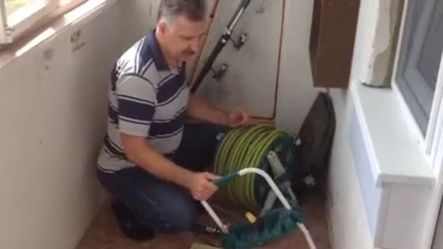 Дмитрий Акимушкин ремонтирует тележку для полива деревьев смотреть онлайн