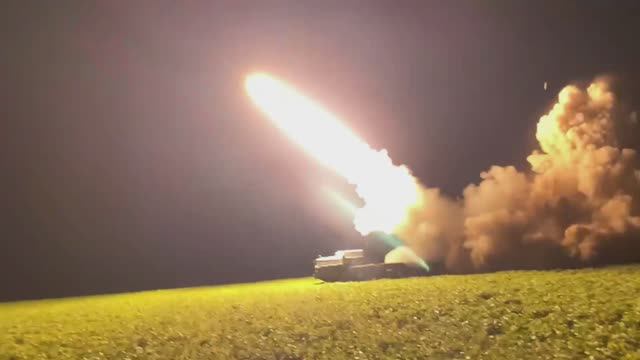 Работа расчетов РСЗО «Торнадо-С» группировки войск «Север» в ночное время в Курской области смотреть онлайн