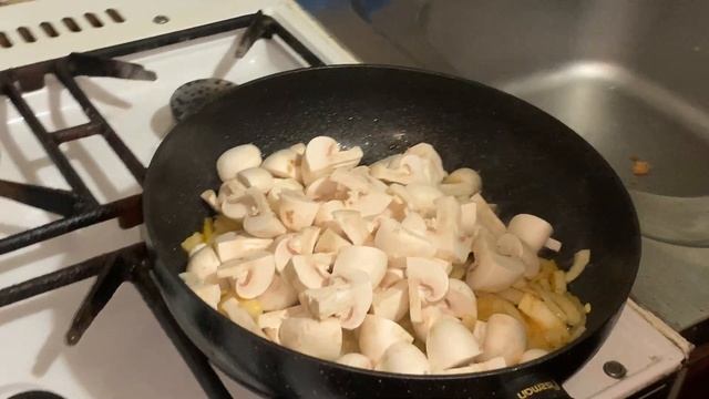 Курица с грибами в соевом соусе / Chicken with mushrooms in soy sauce смотреть онлайн