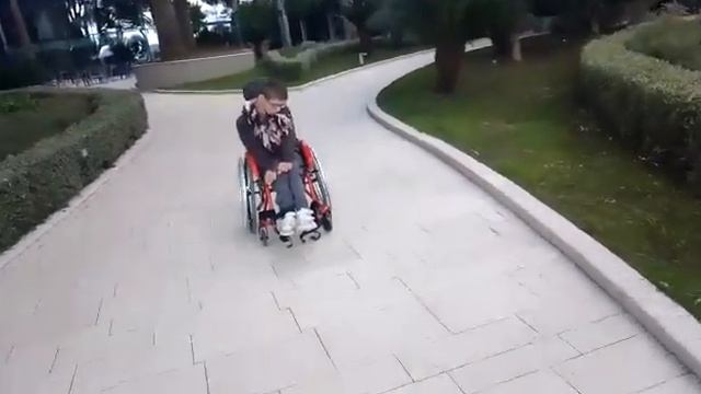 Зимние развлечения Андрей катается с горки смотреть онлайн