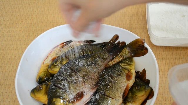 Как жарить рыбу и избавиться от мелких костей. Жареный карась!!! смотреть онлайн