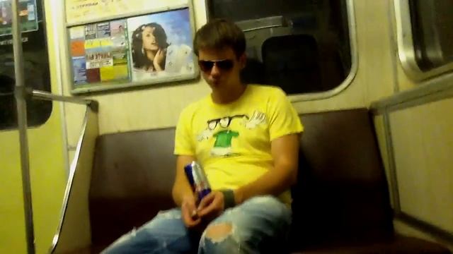 Пьяный чувак в метро! (Drunk dude on the subway!) смотреть онлайн