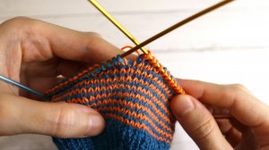 Необычный способ вязания носков спицами со сменой цвета. Показываю, как вязать методом Хеликс