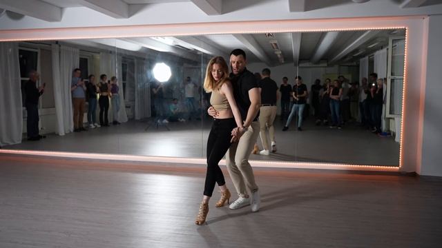 La Reina - DJ Tony Pecino & Román | Bachata Dance