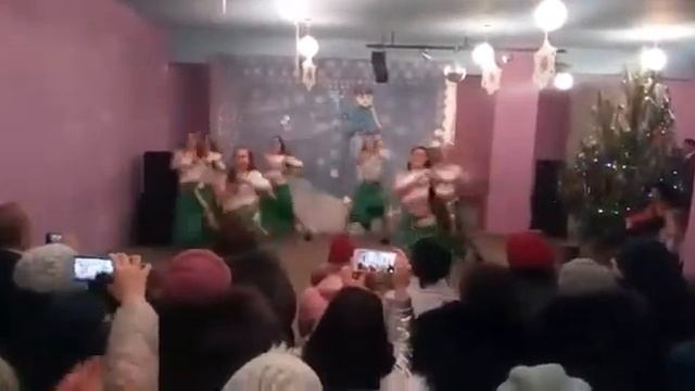 Танец под песню-Далеко, далеко и надолго смотреть онлайн