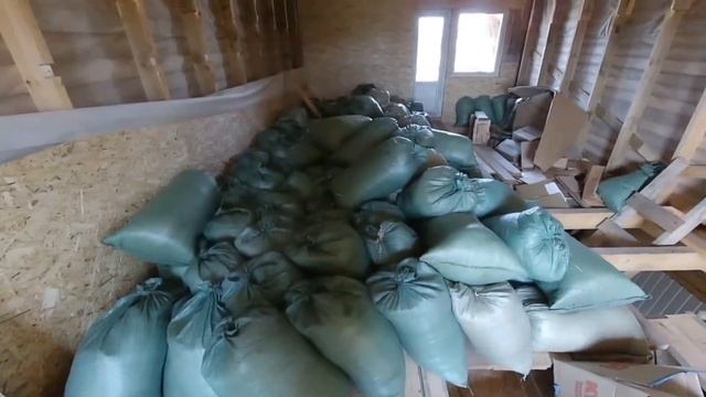 Кому на самоизоляции жить хорошо??? Начали утеплять каркасник опилками... youтуп смотреть онлайн