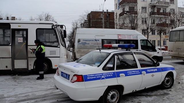 В центре Иванова столкнулись два автобуса и маршрутка смотреть онлайн