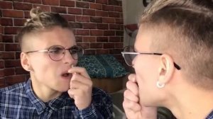 СОСЕД ПОДГЛЯДЫВАЕТ ПОКА МЫ РАЗГОВАРИВАЕМ