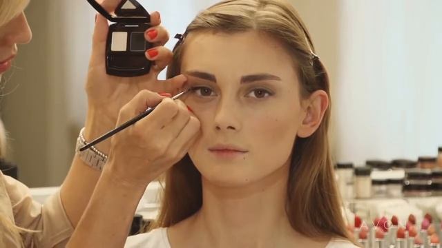 Школа макияжа от Avon & Марины Борщевской.Визуальная коррекция выпуклых глаз от Avon. смотреть онлайн