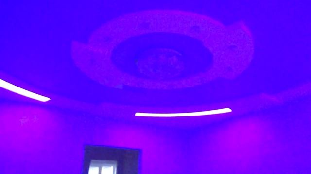 Криволинейный гипсокартонный потолок с подсветкой. Gypsum board false ceiling with RGB backlight. смотреть онлайн