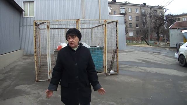 Стихийная сортировка ТБО в Мариуполе, нищающими горожанами с детьми. смотреть онлайн