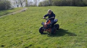 Учу 4 летнего сына ездить на детском квадроцикле