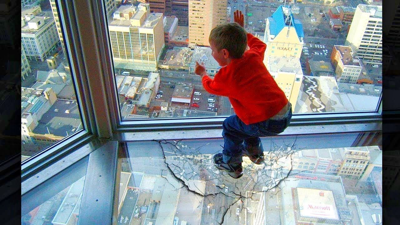 стекло не могло удержать его.. смотреть онлайн