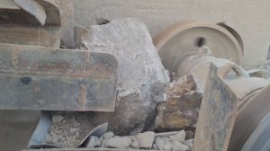 Строительство, огромные камни в щебёнку, дробление