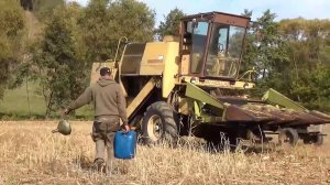Работа на комбайне в поле. Вот почему нужно ценить работников сельского хозяйства.