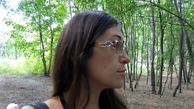 Гуляем в лесу. Болтаю про детский сад, постоянно болеем, прошу совета. Дочка КУПАЕТСЯ смотреть онлайн