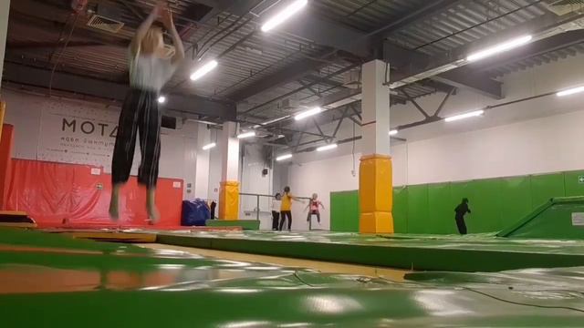 Батутный день||Мини влог||Первое видео🥥||trampoline day||mini vlog||first video смотреть онлайн
