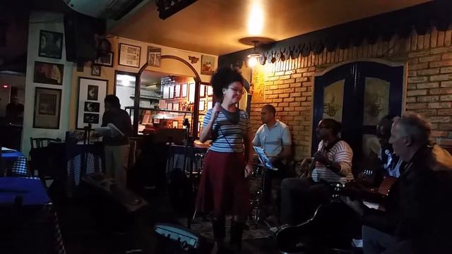 Niuza cantando Tiro ao Alvaro de Adoniran Barbosa смотреть онлайн