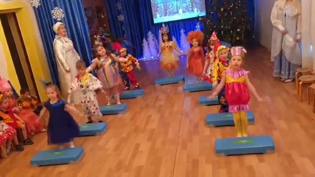 Танцевальная композиция "Елочки" степ-гимнастика МБДОУ "ЦРР детский сад 99" город Чита Заб край смотреть онлайн