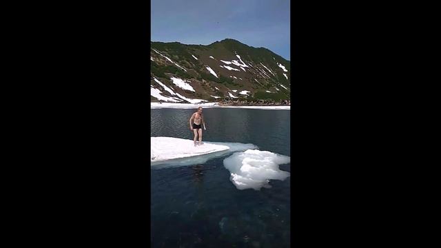 Серфинг на льдине на Голубых озерах. Камчатка смотреть онлайн