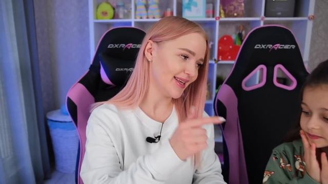 КТО БОЛЬШЕ купит КВАДРАТНОЙ и ТРЕУГОЛЬНОЙ ЕДЫ ПОЛУЧИТ 2000$ Челлендж! с ЕДОЙ ПО ЦВЕТАМ смотреть онлайн