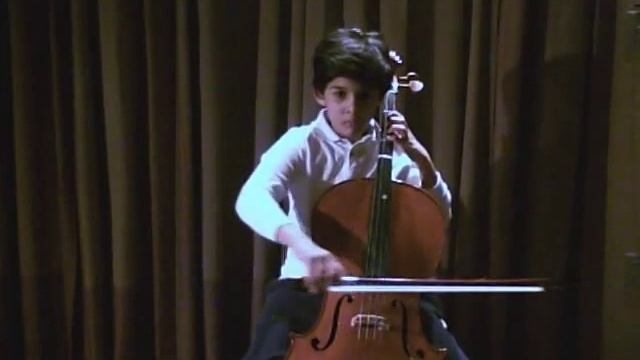 Adrian plays Minuet in C by Bach смотреть онлайн