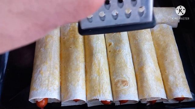 Сосиска в лавш с картошкой пюре и сыром. смотреть онлайн