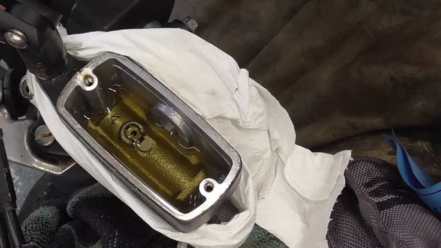 Honda Hornet 600: FRONT BRAKE FLUID CHANGE. Motorcycle Maintenance made EASY by The old Mechanic смотреть онлайн
