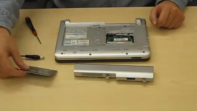 Toshiba NB200: Замена памяти смотреть онлайн