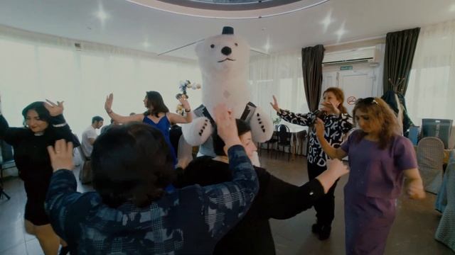 Большой белый медведь с Майкопа танцует армянский танец заказать мишку: +7(961)828-79-46. смотреть онлайн