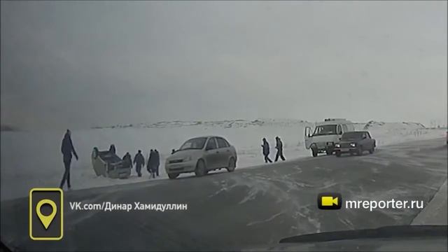 Автомобиль снесло с дороги ветром в Челябинской области смотреть онлайн