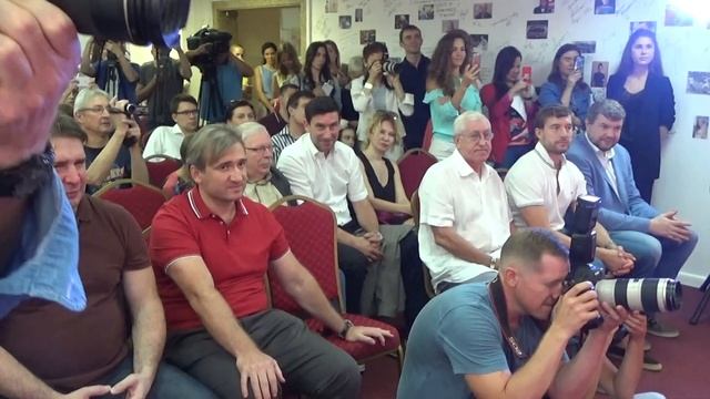 "Отнимите приз Малкина у красивой девушки!" Как Евгению Малкину вручали "Харламов Трофи" смотреть онлайн