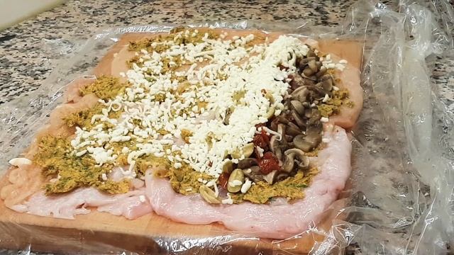 РУЛЕТ ИЗ КУРИЦЫ. КУРИНЫЙ РУЛЕТ С ВКУСНЕЙШЕЙ НАЧИНКОЙ!! Блюдо к праздникам #холодныезакуски смотреть онлайн