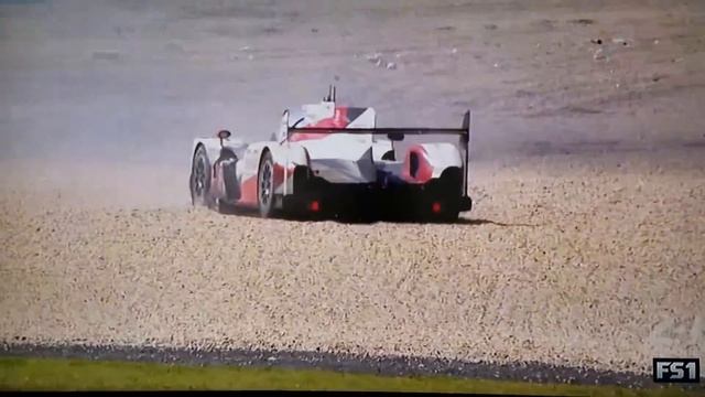 Toyota TS050 hybrid spins at le mans. 4wd gets him out of trouble смотреть онлайн