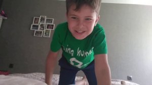 Показываю как научиться делать сальто на кровати по упражнениям