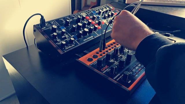 Behringer Model D + Crave Session смотреть онлайн