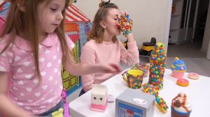 Ева играет в продавца сладких подарков для детей. Sweet surprise
