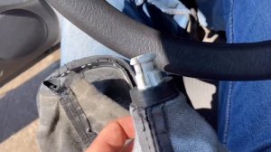 Замена потрёпанного чехла ручки кпп на новый VW PASSAT B5